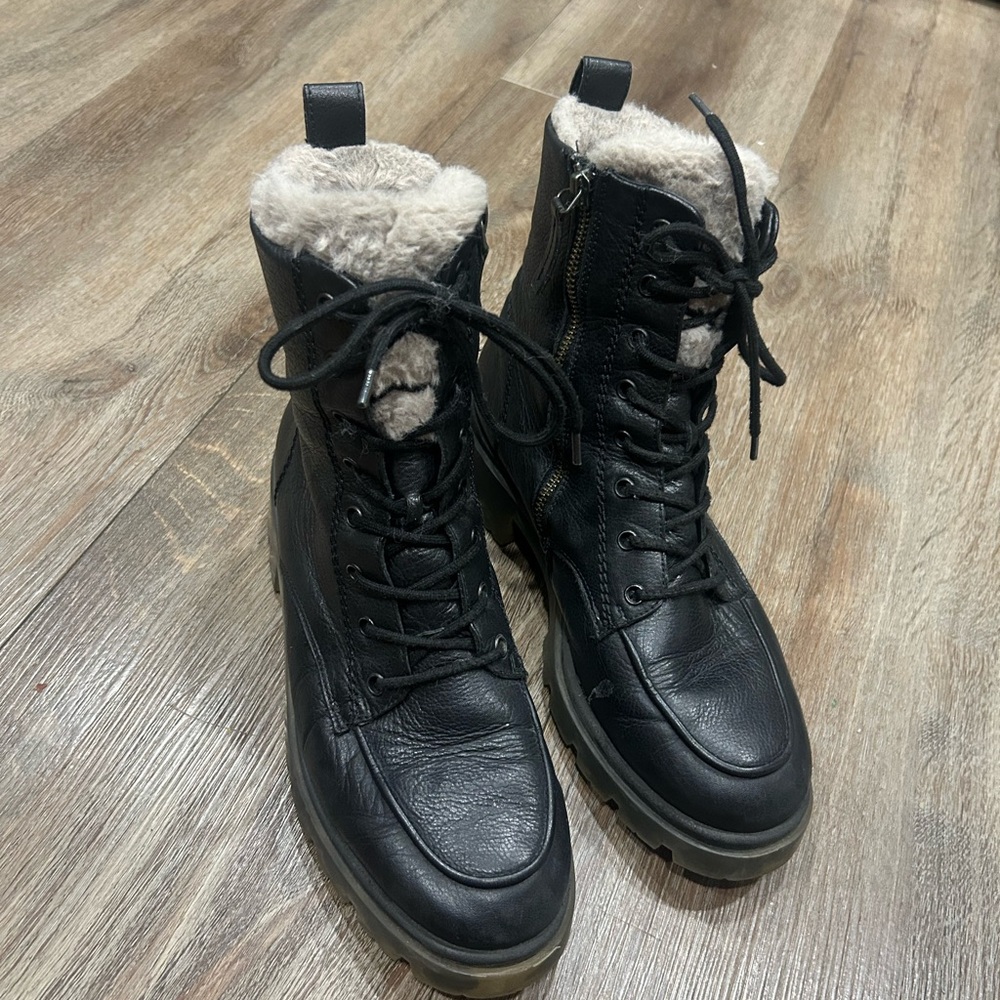 Paul Green  leather shearling lined Lug Sole lace up boots